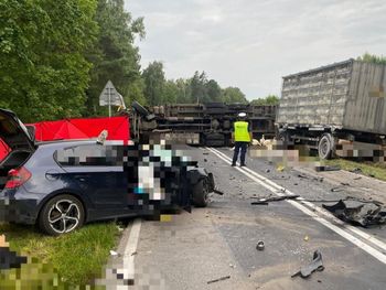 Mosty: Czołowe zderzenie ciężarówki i BMW. W wypadku zginęła kierująca osobówką