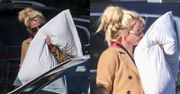 Britney Spears "przyłapana" w Los Angeles. Na widok paparazzi zasłoniła twarz PODUSZKĄ (ZDJĘCIA)