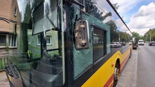 Wrocław: Zderzenie autobusu i wojskowej ciężarówki na Psim Polu. Powybijane szyby i urwane lusterka
