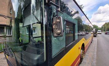 Wrocław: Zderzenie autobusu i wojskowej ciężarówki na Psim Polu. Powybijane szyby i urwane lusterka
