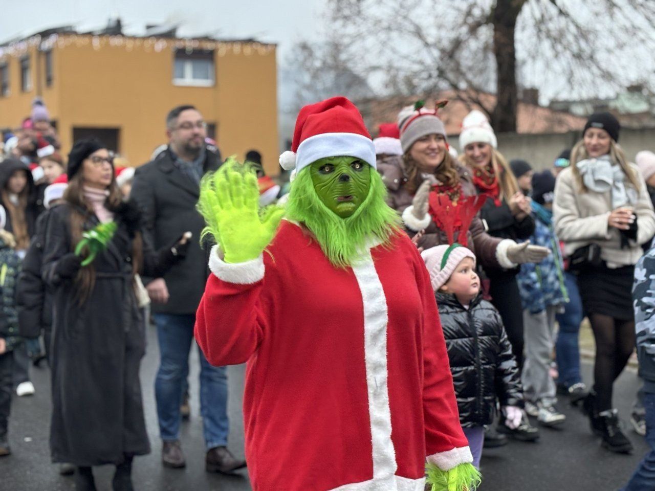W ubiegłym roku w Bukowcu odbywał się Jarmark Świąteczny, który przyciągał mieszkańców kiermaszem i koncertami. W tym roku tradycja świątecznych spotkań kontynuowana jest w nowej formie - jako Świąteczne Spotkanie z Mieszkańcami połączone z IV Marszem Mikołajów.