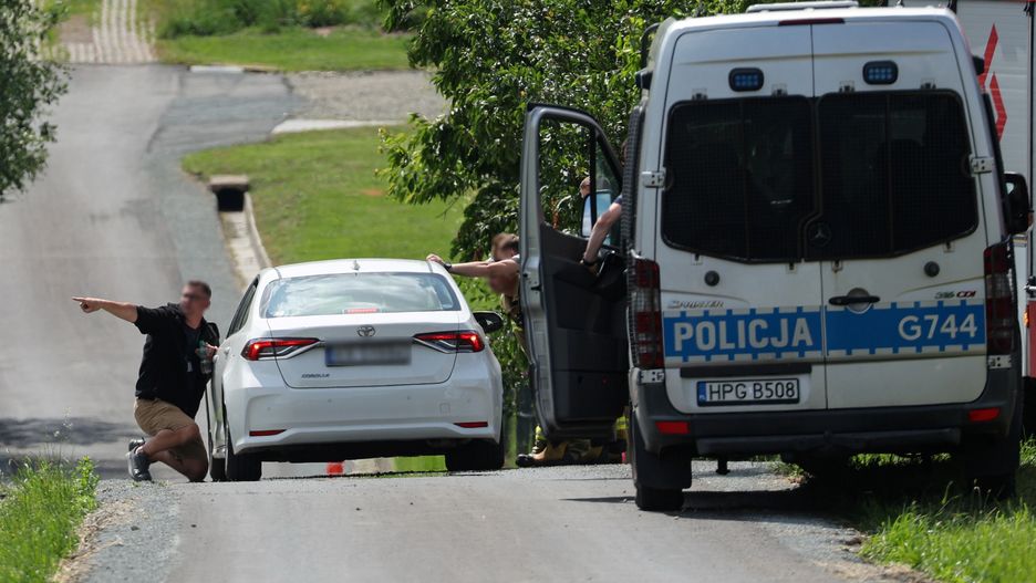 Stara Wieś, 27.06.2025. Funkcjonariusze policji prowadzą poszukiwania sprawcy strzelaniny w domu jednorodzinnym w Starej Wsi (pow. limanowski), 27 bm. W wyniku zdarzenia dwie osoby nie żyją, a trzecia została ranna. Policja opublikowała wizerunek ściganego. (amb) PAP/Grzegorz Momot