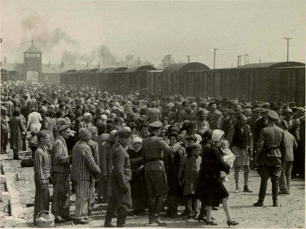 Selekcja na rampie kolejowej w obozie Auschwitz-Birkenau, 1944.