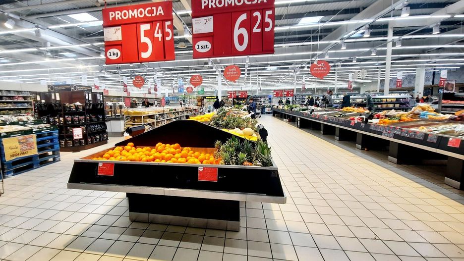 Sprzedaż detaliczna w czerwcu bez zaskoczenia. Konsumenci oszczędzają jednak na żywności.