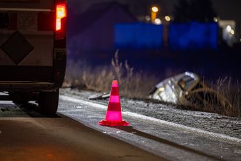 Opel wjechał do rowu i uderzył w przepust. Pasażerka trafiła do szpitala
