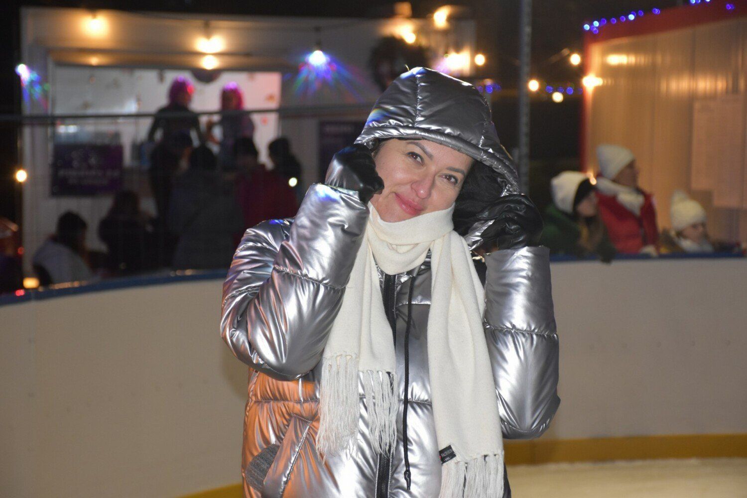 To największa zimowa atrakcja w Pleszewie. Trwa budowa miejskiego lodowiska