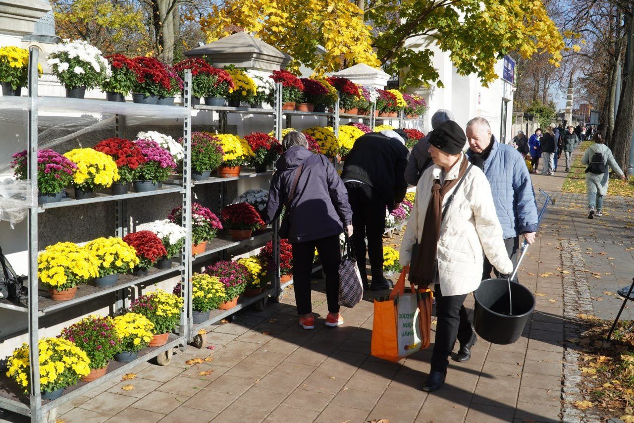W okolicy cmentarzy już jest duży ruch, jednak to dopiero przedsmak tego, co będzie się tu działo 1 listopada