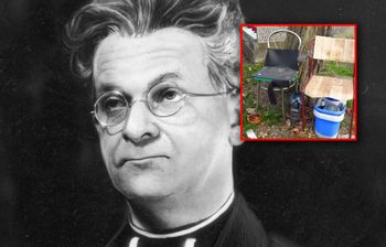 Bezimienny grób aktora. Na środku zostawiono krzesło i wiadro