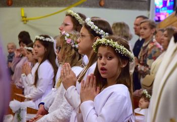 Pierwsza Komunia Święta 2025 dzieci z parafii Świętej Barbary w Tarnobrzegu. Tak wyglądała uroczystość w kościele