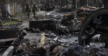 Kolejne nagranie z Buczy. Ukraińscy żołnierze pomagają ludności cywilnej