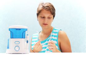 Irygator do zębów - działanie, rodzaje, dbanie o sprzęt, jak wybrać