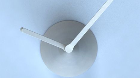 Rzucając cień na stare zegary naścienne 1