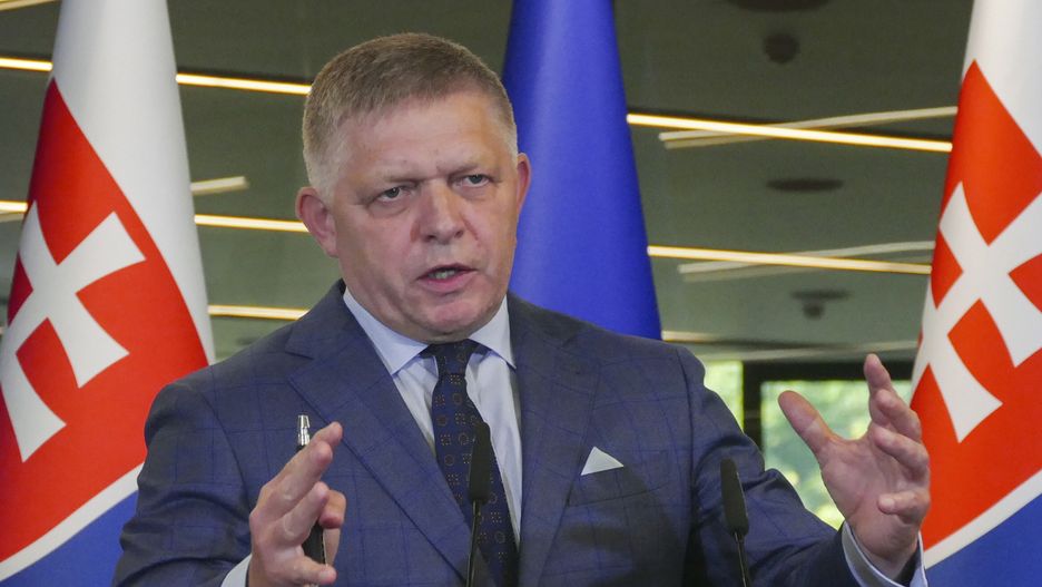 Zelensky meets top EU politicians in Uzhhorod, Ukraine
epa12355227 Slovakia's Prime Minister Robert Fico addresses a joint press conference with Ukrainian President Volodymyr Zelensky (not pictured) following their meeting in the Transcarpathian city of Uzhhorod, Western Ukraine, 05 September 2025, amid the ongoing Russian invasion.  EPA/STRINGER 
Dostawca: PAP/EPA.
STRINGER
diplomacy, ukraine, eu, europe