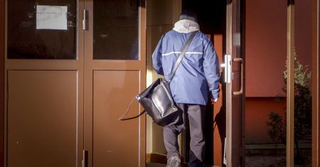 Listonosz przyszedł z emeryturą. Sąsiadka: nie oddam, bo potrzebuję