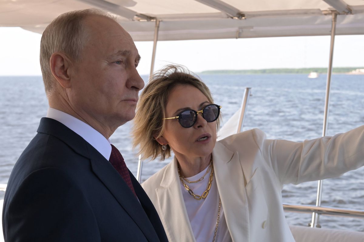 Oficjalną wizytę Putin złożył w St. Petersburgu 17 czerwca. Wtedy na pokładzie jachtu Ochta towarzyszyła mu Jelena Iljuchina z władz Gazpromu