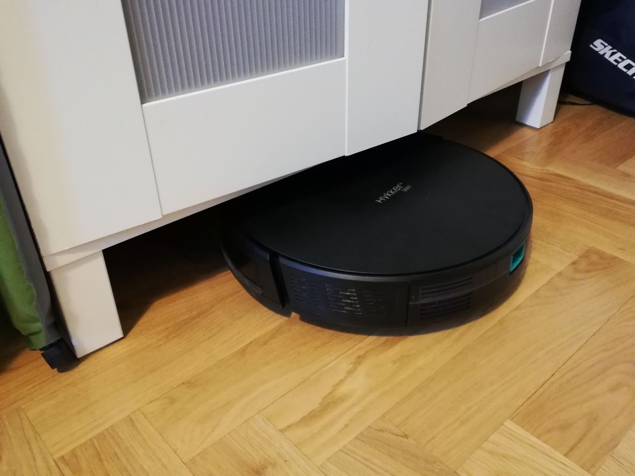 Robot potrafi wjechać pod niektóre szafy z Ikei