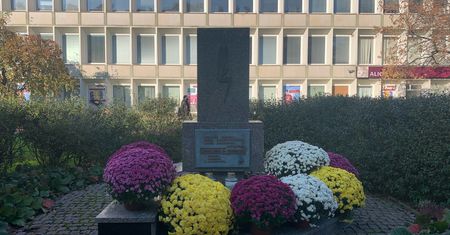 Wspierajmy sprzedawców. Wirtualna Polska złożyła kwiaty pod pomnikiem