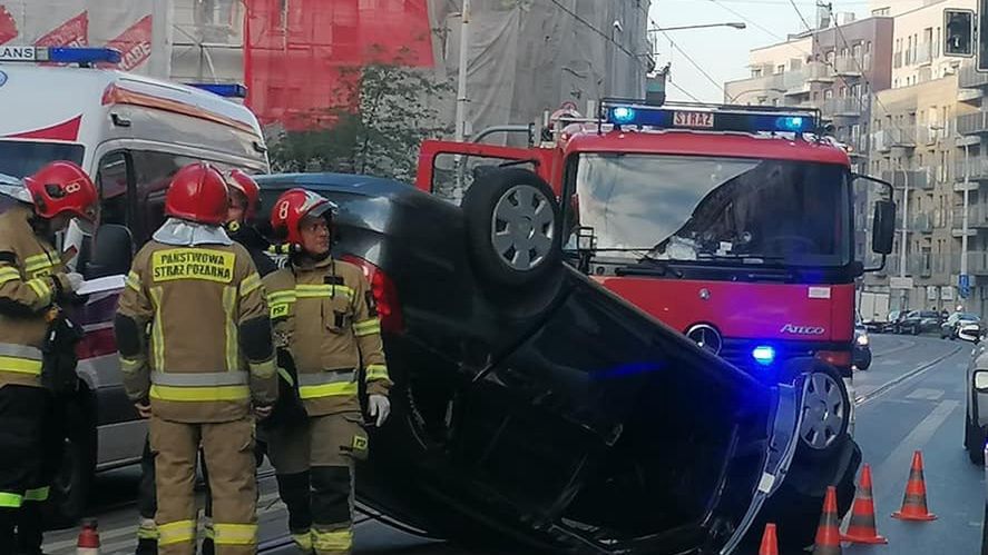 Wrocław. Wypadek na Jedności Narodowej. Skoda dachowała