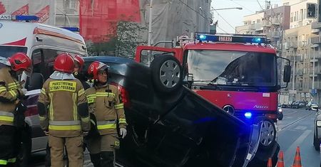 Wrocław. Wypadek na Jedności Narodowej. Skoda dachowała