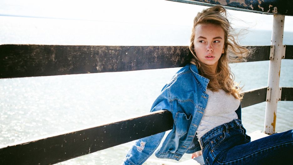 Kurtka jeansowa doskonale sprawdzi się przy letnich stylizacjach.