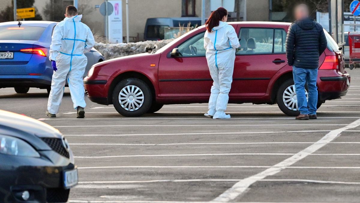 Miejsce ataku 
Olkusz, 28.01.2025. Miejsce ataku no�ownika w Olkuszu, 28 bm. Policja uj�a 23-letniego napastnika, kt�ry we wtorek zrani� no�em cztery przypadkowe osoby w jednym ze sklep�w wielkopowierzchniowych. (ad) PAP/Art Service ***Do tego materia�u zdj�ciowego dost�pna jest r�wnie� depesza w systemie CSI, pt.: Ma�opolskie/ Policja uj�a no�ownika, kt�ry zrani� cztery osoby w Olkuszu***
Art Service
atak, no�ownik, no�ownika, policja, sklep, zranienie