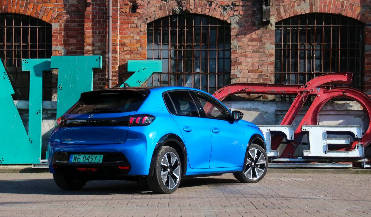 Peugeot e-208 jest śliczny. Problem w tym, że elektryczny. 