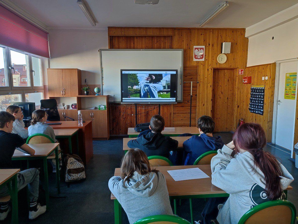 Policjantka z KMP w Legnicy o hejcie i mowie nienawiści w Szkole Podstawowej nr 7