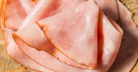 Zaburza pracę wątroby, powoduje ból głowy. Omijaj szerokim łukiem