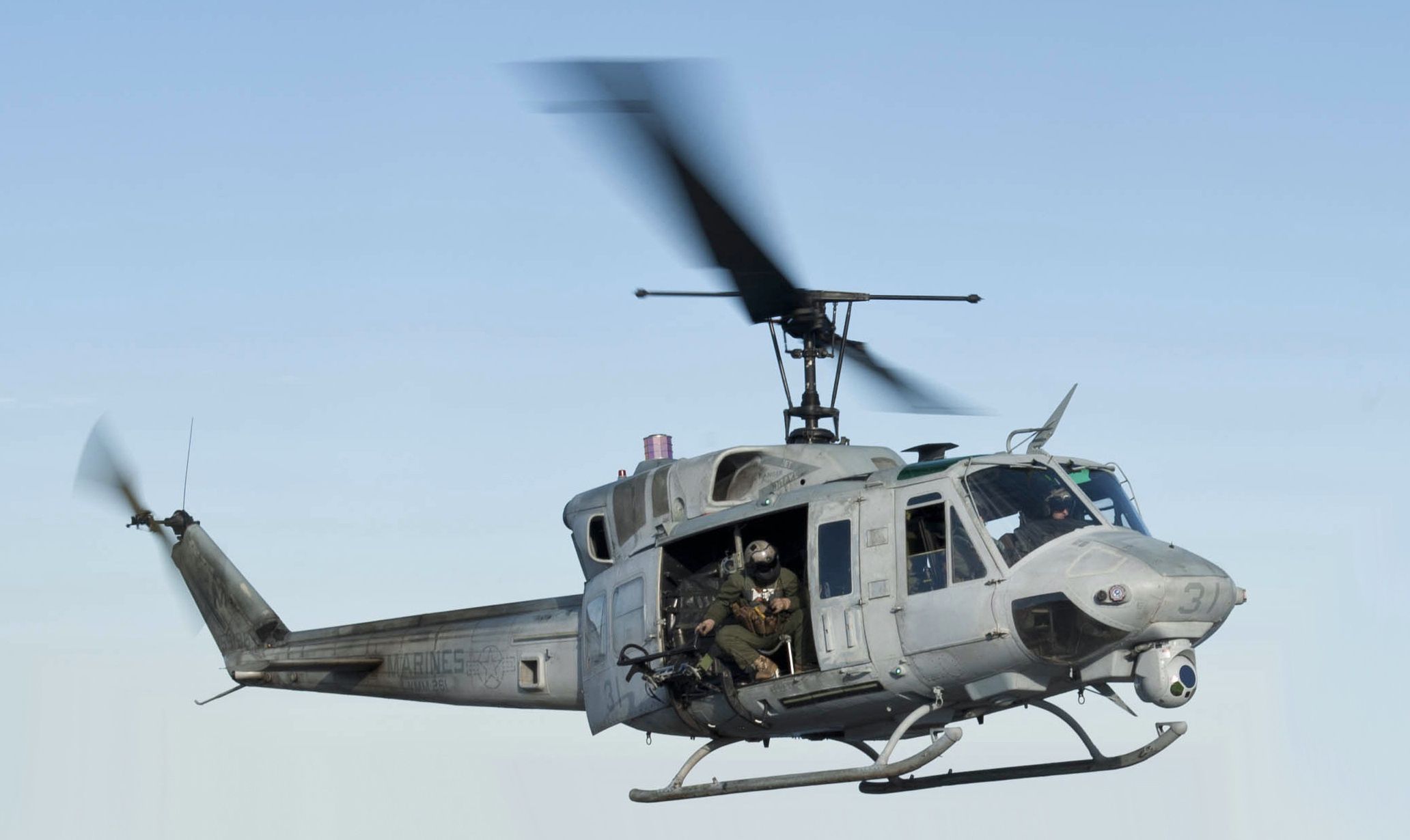 Śmigłowiec UH-1N Huey amerykańskiej piechoty morskiej.