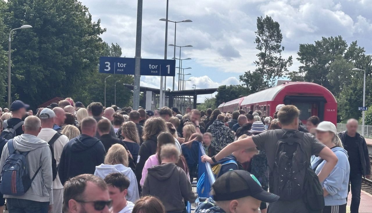 Wybiła 12:00. Ujęcia znad Bałtyku. "Jak w puszce sardynek"