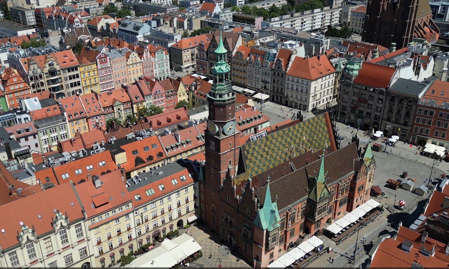 Dolna część wieży wrocławskiego ratusza powstała około roku 1300, kolejne dwie to XIV wiek.