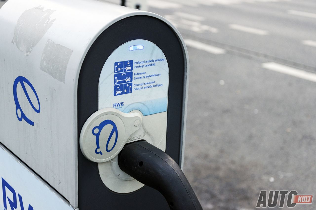 Ładowarka typu Fast Charge. Renault Zoe można ładować także jeszcze szybszymi, rzadko spotykanymi ładowarkami Quick Charge.