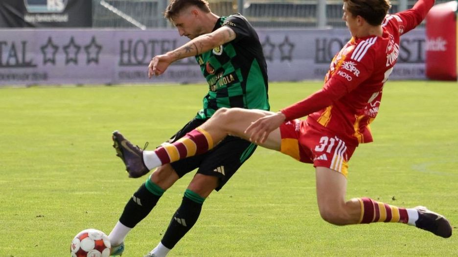 Stal Stalowa Wola nie przegrała wprawdzie od trzech meczów, ale potrzebuje więcej zwycięstw. Na zdjęciu w akcji Bartłomiej Kukułowicz, defensor drużyny &#34;hutników&#34;