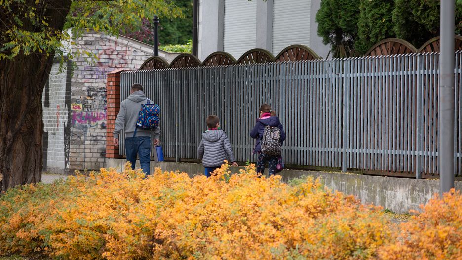 spacer dziecko rodzina 500+ szkoła boisko szkolne dzieci