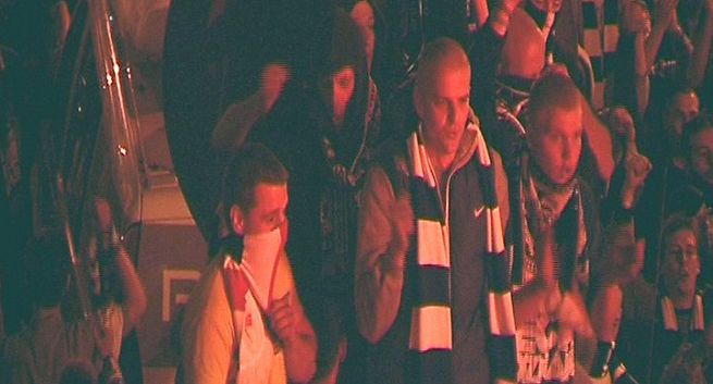 Policja nie może zidentyfikować sprawców uszkodzenia wozu TVP w Poznaniu, publikuje materiały z zajścia (wideo)