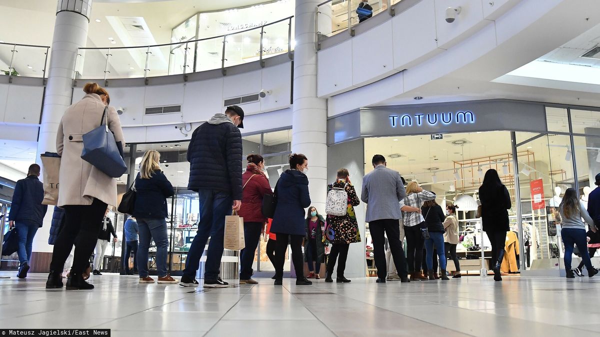 Ponad połowa Polaków deklaruje, że ma oszczędności, ale 40 proc. z nich "było zmuszonych sięgnąć po zgromadzone środki z powodu rosnących cen i kosztów utrzymania"