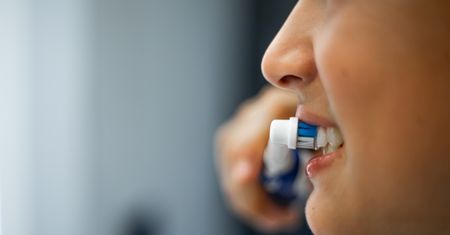 Wiesz, jak myć zęby? Sprawdzimy w tej krzyżówce