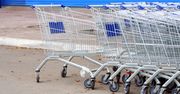 Czemu kółka w sklepowych wózkach są często zepsute? Podali przyczynę