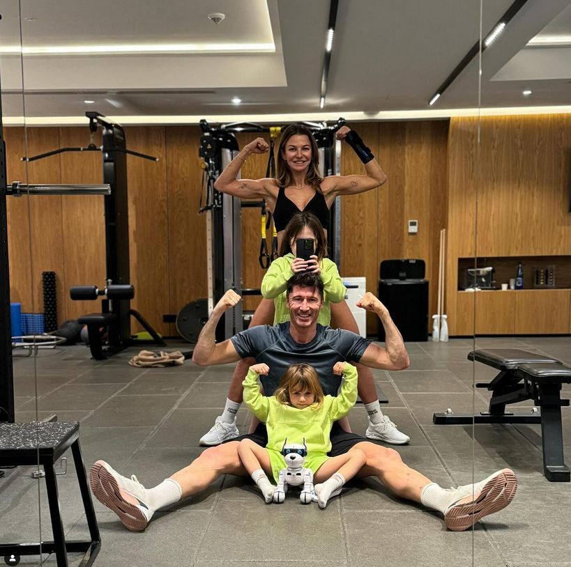 Anna i Robert Lewandowscy z córkami