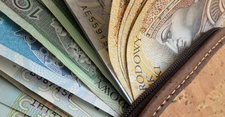 Opłata paliwowa, wyższy rachunek za prąd, droższe produkty w sklepach. Oto, ile niebawem zostanie z 500+