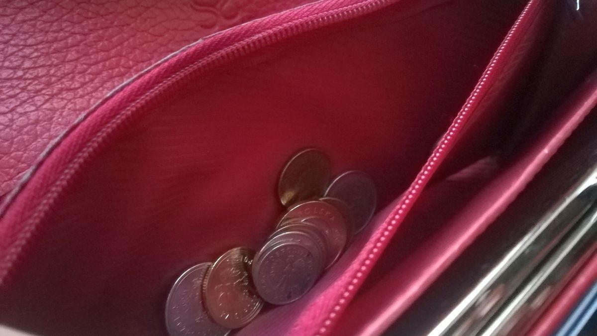 W portfelach gotówki coraz mniej. Częściej za to płacimy kartą