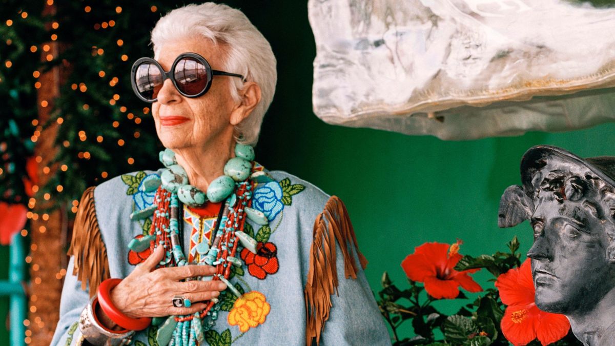 Iris Apfel zawsze wybiera stroje, od których nie sposób oderwać wzroku