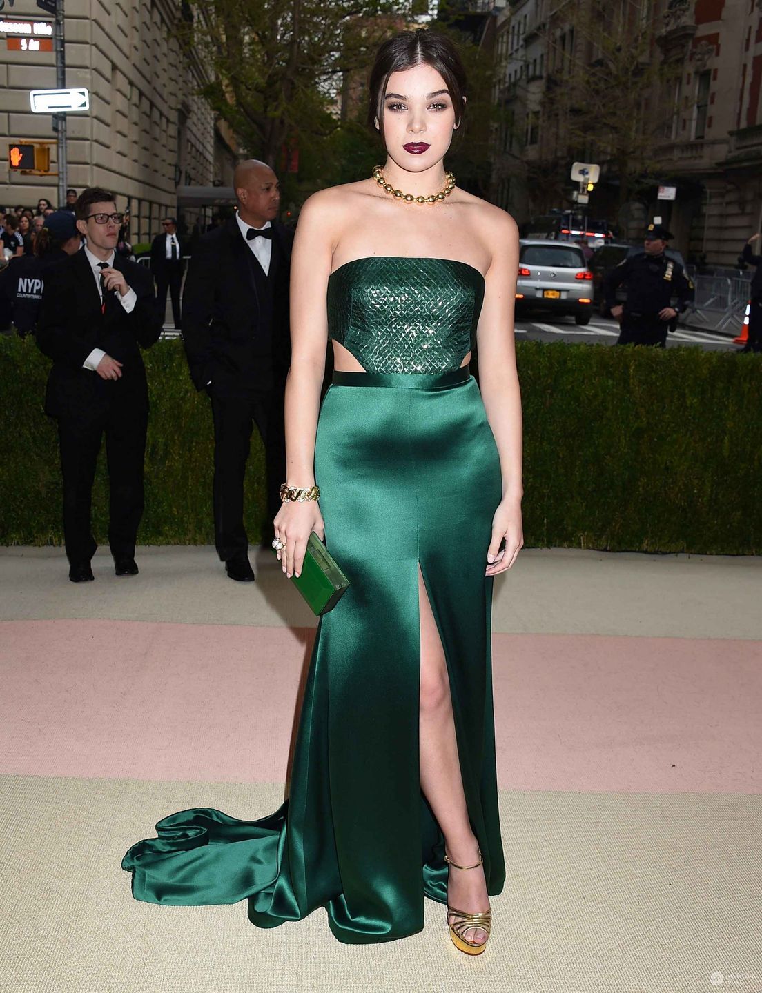 Hailee Steinfeld w sukni H&M, MET Gala 2016 (fot. ONS)