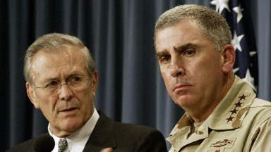 Sekretarz obrony USA Donald Rumsfeld oraz szef naczelnego dowództwa sił zbrojnych USA gen. John Abizaid