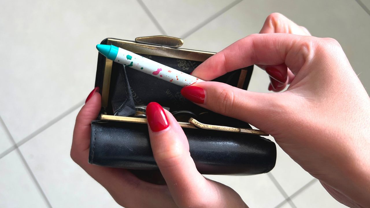 Włóż jedną kredkę świecową do portfela przed wyjazdem na wakacje
