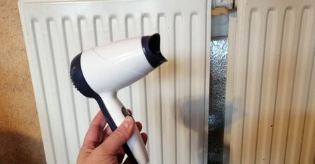 Jeśli masz takie kaloryfery, koniecznie chwyć za suszarkę. Różnicę poczujesz od razu