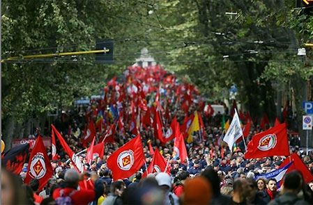 Wielka manifestacja w obronie praw pracowniczych w Rzymie