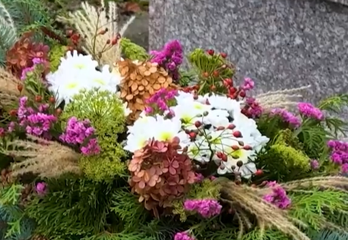 Jesienny stroik na cmentarz DIY. Tak zrobisz efektowną kompozycję