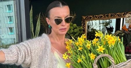W takim stroju poszła po kwiaty. Jakby wyszła prosto z łóżka