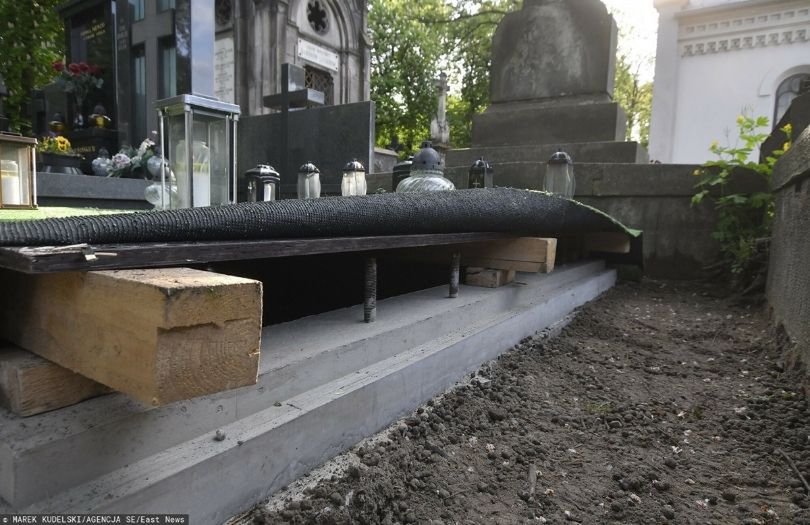 Tak dziś wygląda grób Piotra  Woźniaka-Staraka na warszawskich Powązkach